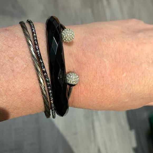 Four bracelets - Picture 1 of 6